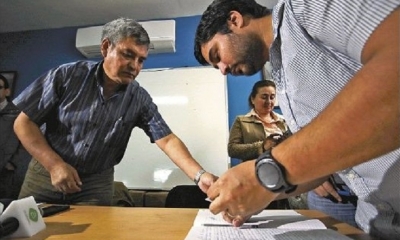 El momento en que se firmó el acta en la audiencia conciliatoria. Foto: EL DEBER