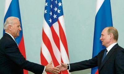 Joe Biden, entonces vicepresidente de EE.UU. con Barack Obama, estrecha la mano de Vladímir Putin el 10 de marzo de 2011 en Moscú.| AP