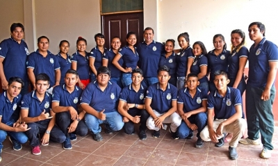 El gobernador del Beni, Alex Ferrier junto la promoción 2018 de la Unidad Educativa Villa Corina