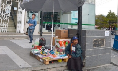 El puesto de venta informal se encuentra en el atrio del banco Mercantil.