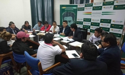 La reunión se realiza a puertas cerradas. Hace 12 días que se instalaron las medidas de presión.