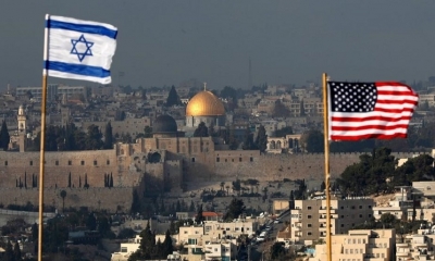 Banderas de Israel y Estados Unidos ondean en el asentamiento judío de Nof Zion en el barrio palestino Jabal Mukaber en Jerusalén (Abir Sultan / EFE)