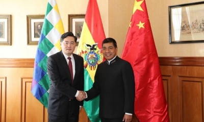 El canciller Fernado Huanacuni y el Ministro Asistente de Relaciones Bilaterales de la República Popular China, Sr. Qin Gang/Foto. RRSS