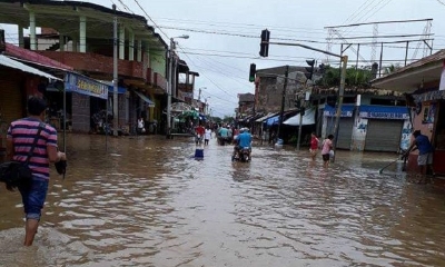 Viviendas afectadas por desborde de río en el Trópico.