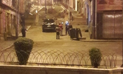 El periodista de Cadena A ingresó al interior del edificio de la COB y mostró restos de una botella que y su mecha explosionada (Bomba Molotov)