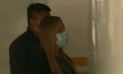 Angélica Sosa llegó esposada y con resguardo policial al salón velatorio. | Unitel