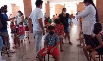 Inician vacunación en colegios para volver a clases presenciales