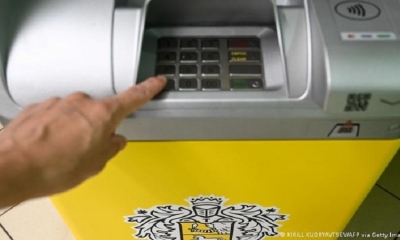 Cajero automático vacío en Moscú. Algunos bancos rusos que financian al Ejército están entre las entidades sancionadas.