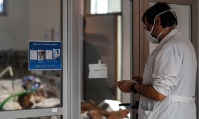 Un médico se dispone a entrar a una sala con pacientes COVID-19 en el Hospital El Cruce de Florencia Varela en Buenos Aires (Argentina). | Fuente: EFE