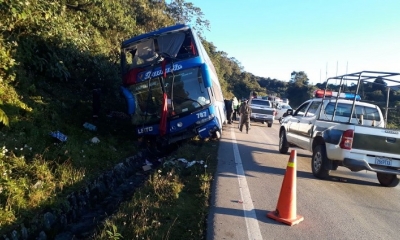 Bus de la empresa Danubio que se dirigía con rumbo a Santa Cruz se encuneta en el sector de Corani. Foto: ABI
