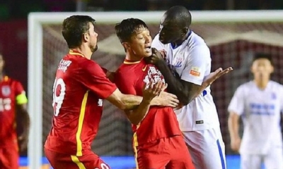 Los insultos de Zhang Li provocaron la reacción del senegalés Demba Ba.