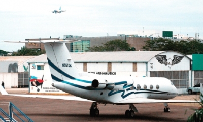 El avión incautado por la Aduana Nacional. Foto: EL DEBER