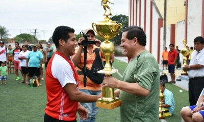 Ramiro Vallejos alcalde Yacuiba, entrega los trofeos