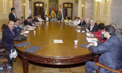 Ríos dijo que si los exministros no tienen responsabilidades en la aprobación de los decretos, deberían acudir voluntariamente a la Fiscalía.