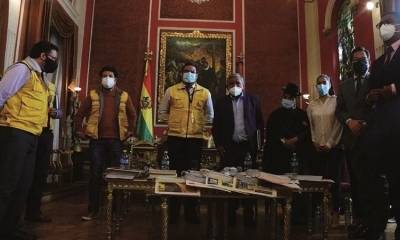 El alcalde Luis Revilla y el alcalde electo Iván Arias ayer en el Palacio Consistorial de La Paz. 