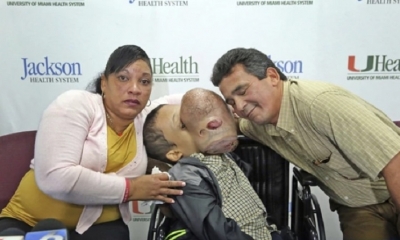 Emanuel Zayas junto a sus padres en Miami