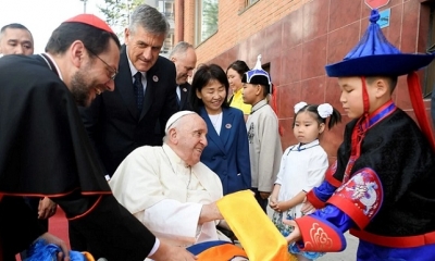 El papa es recibido en Ulaanbaatar, Mongolia. Foto: Reuters.