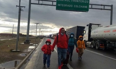 Familias bolivianas deambulan por las calles de Colchane/ Foto: Rodrigo Martínez