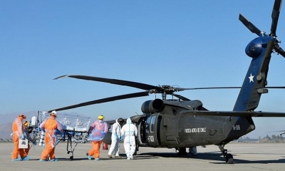Militares llevan a un paciente con Covid-19. | EFE