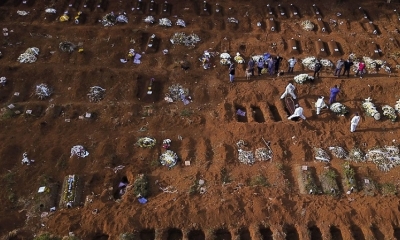 Sepultureros entierran un ataúd en el cementerio de Vila Formosa, el cementerio más grande de Brasil, en Sao Paulo, Brasil, el 22 de mayo de 2020.