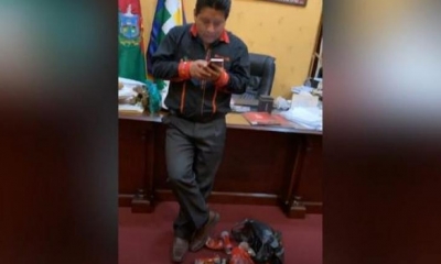 Captura del video en el que se ve al gobernador paceño en estado de ebriedad. | RRSS