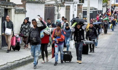 Migrantes venezolanos marchan por las calles de Tulcan, en Ecuador. | Fuente: Foto: AFP