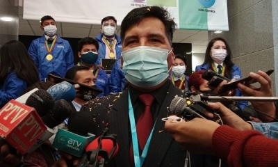  El ministro de Educación, Adrián Quelca, en declaraciones a los medios