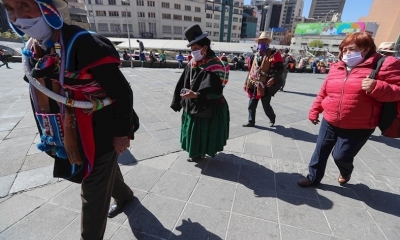 Personas con barbijos en La Paz. / Foto: EFE