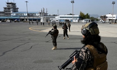 Los combatientes de las fuerzas especiales talibanes Badri toman una posición en el aeropuerto de Kabul