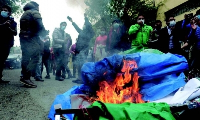 Grupo masista quema la carpa de vigilia por Jeanine Añez que se instaló frente a la cárcel. 
