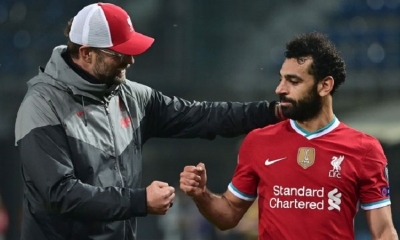 El barbado Salah saludo con su entrenador del Liverpol.
