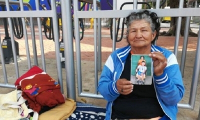 Doña Virginia lleva una fotografía de su nieto esperando que esta le 
