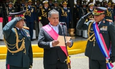 Ministro de Defensa en un acto con el nuevo alto mando militar. 