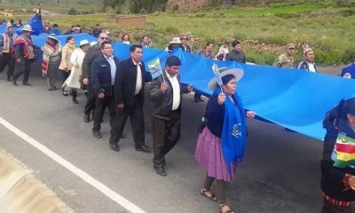 Miles de bolivianos ondearon la bandera más grande del mundo. Foto: ABI