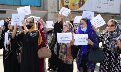 Mujeres afganas participan en una manifestación en Kabul pidiendo a los talibanes que garanticen sus derechos