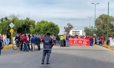 Trabajadores marchan exigiendo mejora y ampliación en servicios de la CNS. 