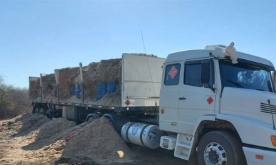Este camión fue incautado en Paraguay, tenía escondidos tambores con precursores químicos