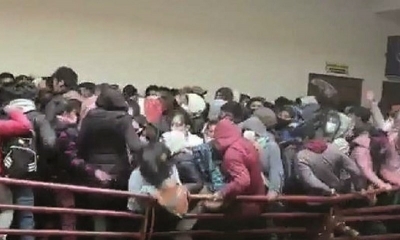 ESTUDIANTES EN EL CUARTO PISO DE UNO DELOS EDIFICIOS DE LA UPEA 