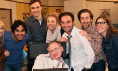 Hawking con los protagonista de la seri Big Ban Theory/Foto. RRSS