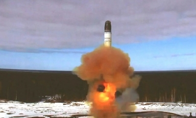 El misil balístico intercontinental Sarmat, lanzado durante una prueba en el cosmódromo de Plesetsk en la región de Arkhangelsk, Rusia.