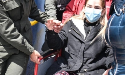 La expresidenta del Estado Jeanine Añez es trasladada al Hospital del Tórax, el 11 de agosto. Foto: APG .