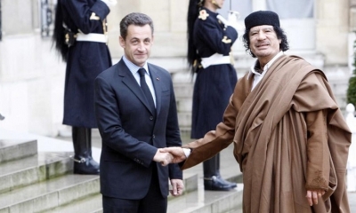Nicolas Sarkozy, recibiendo al líder libio Muamar el Gadafi el 10 de diciembre del 2007 en el palacio del Elíseo, en París (Michel Dufour / Getty)