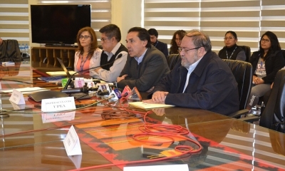 Guillén, junto al ministro de Educación, Roberto Aguilar, esperaron a las autoridades de la UPEA