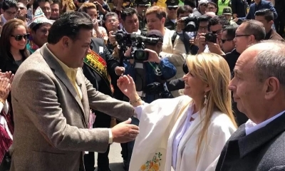 Luis Revilla y Jeanine Añez en la feria de las Alasitas, hoy. Foto: GAMLP