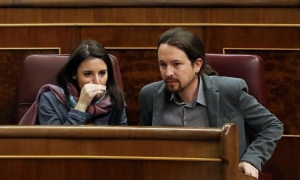El líder de Podemos, Pablo Iglesias, conversa con la portavoz del partido en el Congreso, Irene Montero (Ballesteros / EFE)