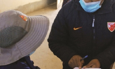 Escolares asisten a clases semipresenciales en La Paz