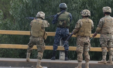 Efectivos militares disparan un fusil de guerra, FAL, desde el puente Huayllani. Foto: APG