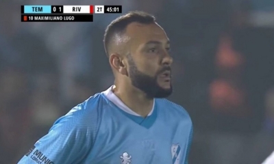 Maximiliano Lugo, durante un partido con Temperley frente a River Plate.