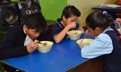 Un grupo de niños y adolescentes con padres en prisión que asiste al Centro de Apoyo Intracarcelario y Comunitario (Caicc) por estudios y alimentación