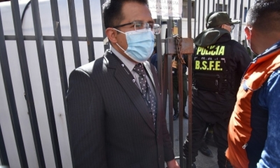 El abogado Abel Loma, en la puerta del Ministerio de Educación.